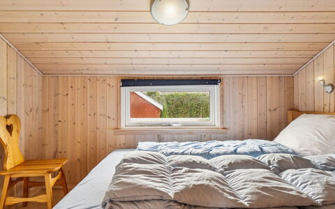 Loki - 200M from the Sea: Bois, Chambre, Plafond, Design Intérieur, Sol, Sol, Pièce, Dur, Lit, Drap De Lit