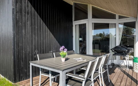 Loki - 200M from the Sea: Bois, Parquet, Dur, Chaise, Planche, Ombre, Plate-Forme, Mobilier De Jardin, Table Cuisine Et Salle A Manger, Tache De Bois