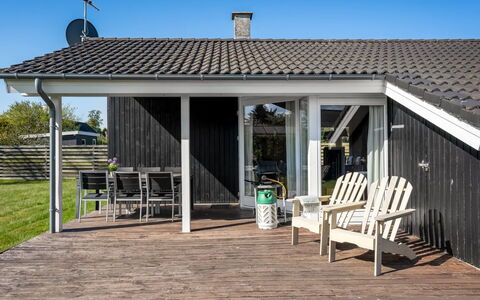 Loki - 200M from the Sea: Bois, Toit, Domicile, Maison, Porche, Porte, Chalet, Ombre, Dur, Siding