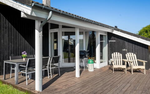 Loki - 200M from the Sea: Bois, Porche, Domicile, Ombre, Porte, Plate-Forme, Chalet, Dur, Planche, Mobilier De Jardin