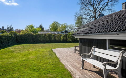 Loki - 200M from the Sea: Arbuste, Maison, Domicile, Lot Terre, Jardin, Toit, Pelouse, Couverture De Sol, Ombre, Chalet
