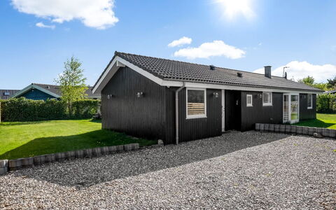 Loki - 200M from the Sea: Toit, Maison, Architecture, Domicile, Chalet, Siding, Porte, Batiments Jardin, Biens, Cour