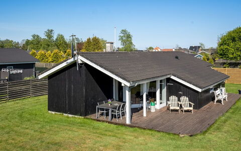 Loki - 200M from the Sea: Toit, Maison, Domicile, Chalet, Siding, Ombre, Cour, Biens, Batiments Jardin, Ferme