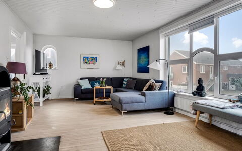 Bondi - 150M from the Sea: Meubles, Design Intérieur, Sol, Canapé, Mur, Sol, Bois, Plafond, Salon, Parquet