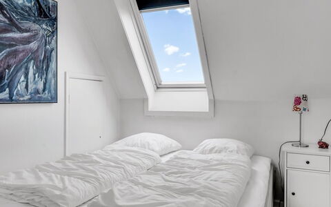 Bondi - 150M from the Sea: Chambre, Lit, Linge, Plafond, Drap De Lit, Literie, Cadre De Lit, Oreiller, Daylighting, Grenier