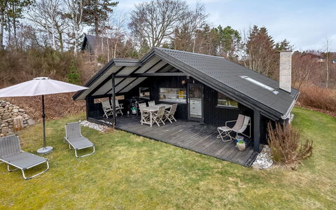 Lasse - 550M from the Sea: Toit, Chalet, Domicile, Siding, Batiments Jardin, Biens, Ombre, Cabanon, Cour, Arrière-Cour