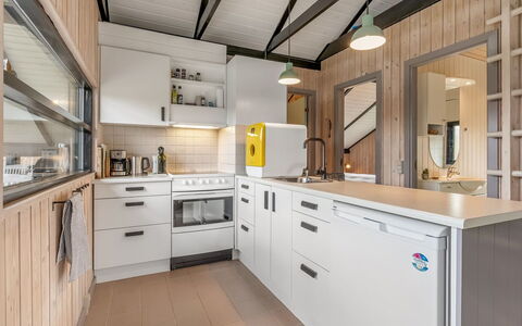 Lasse - 550M from the Sea: Cuisine, Design Intérieur, Comptoir, Sol, Bois, Cabinetry, Plafond, Appareil De Cuisine, Principaux Appliance, Meubles