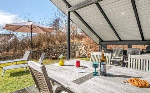 Lasse - 550M from the Sea: Domicile, Meubles, Porte, Porche, Chalet, Mobilier De Jardin, Ombre, Plate-Forme, Chaise, Siding