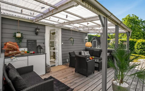 Ally - 1.2Km from the Sea: Pot De Fleur, Domicile, Plate-Forme, Mobilier De Jardin, Porte, Porche, Jardin, Patio, Structure En Plein Air, Plante D'Appartement