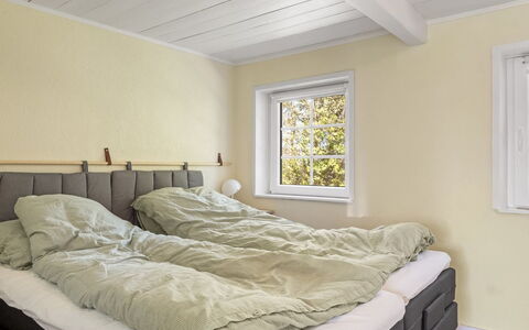 Aslag - 3.5Km from the Sea: Chambre, Lit, Bois, Literie, Design Intérieur, Drap De Lit, Sol, Sol, Cadre De Lit, Meubles