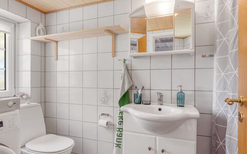 Aslag - 3.5Km from the Sea: Évier, Luminaire Plomberie, Lavabo, Sol, Salle De Bains, Design Intérieur, Sol, Robinet, Armoire De Toilette, Toilette