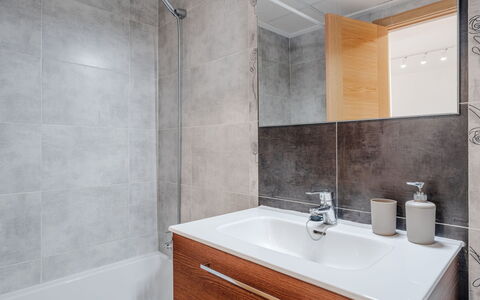 Santa Ana Ii: Sol, Luminaire Plomberie, Sol, Design Intérieur, Évier, Salle De Bains, Robinet, Plomberie, Armoire De Toilette, Tuile