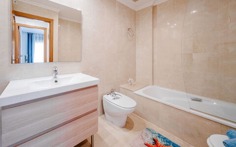 Jávea 455: Sol, Sol, Salle De Bains, Luminaire Plomberie, Design Intérieur, Armoire De Toilette, Plomberie, Domicile, Baignoire, Miroir