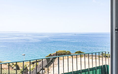 Le Grand Lambert: Bleu, Jour, Plan D'Eau, Horizon, Mer, Océan, Cotiers Et Relief Océaniques, Côte, Clôture, Balcon