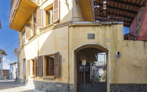 La Giuseppina: Mur, Jaune, Porte, Domicile, Béton, Peindre, Balcon, Plâtre, Accueil Porte, Plante D'Appartement
