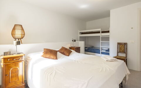 La Giuseppina: Meubles, Lit, Design Intérieur, Chambre, Literie, Mur, Sol, Sol, Drap De Lit, Pièce