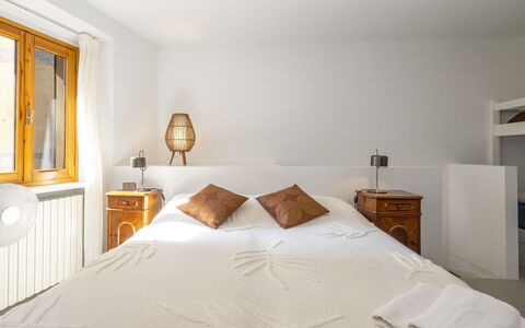 La Giuseppina: Lit, Design Intérieur, Chambre, Meubles, Mur, Drap De Lit, Literie, Bois, Plafond, Sol