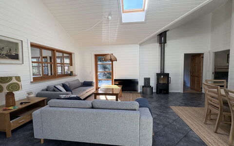 Pertti - 625M from the Sea: Sol, Meubles, Sol, Canapé, Bois, Design Intérieur, Plafond, Salon, Pièce, Parquet