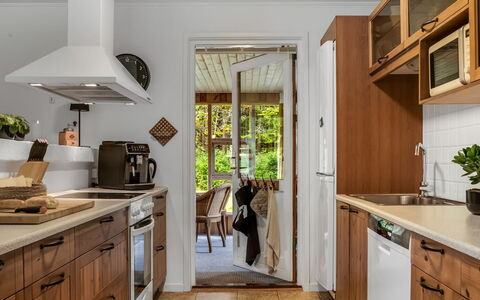 Linnea - from the Sea: Cuisine, Comptoir, Cabinetry, Meubles, Appareil De Cuisine, Sol, Design Intérieur, Bois, Principaux Appliance, Sol