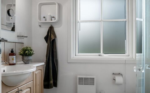 Linnea - from the Sea: Design Intérieur, Luminaire Plomberie, Salle De Bains, Robinet, Éclairage, Évier, Plomberie, Luminaire, Miroir, Pièce