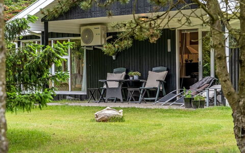 Linnea - from the Sea: Maison, Domicile, Chalet, Arbuste, Pelouse, Jardin, Couverture De Sol, Ombre, Cour, Siding