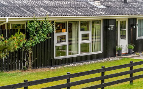 Linnea - from the Sea: Bois, Maison, Domicile, Chalet, Toit, Siding, Couverture De Sol, Porche, Porte, Jardin