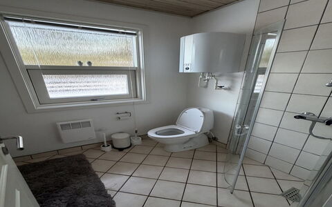 Linnea - from the Sea: Siège De Toilette, Luminaire Plomberie, Sol, Toilette, Sol, Plomberie, Salle De Bains, Pièce, Évier