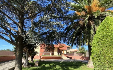 Villa Billona: Arbre, Feuille, Pelouse, Jardin, Suppression Des Plantes Ligneuses, Ombre, Hacienda, Aménagement Paysager, Allée