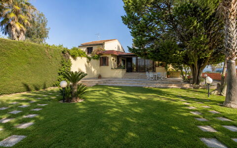 Villa Billona: Arbre, Jardin, Paysage, Arbuste, Architecture, Zone Résidentielle, Maison, Pelouse, Lot Terre