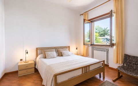 Villa Billona: Lit, Design Intérieur, Chambre, Literie, Meubles, Drap De Lit, Mur, Sol, Pièce, Sol