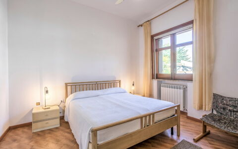 Villa Billona: Lit, Design Intérieur, Chambre, Sol, Bois, Plafond, Sol, Pièce, Drap De Lit, Literie