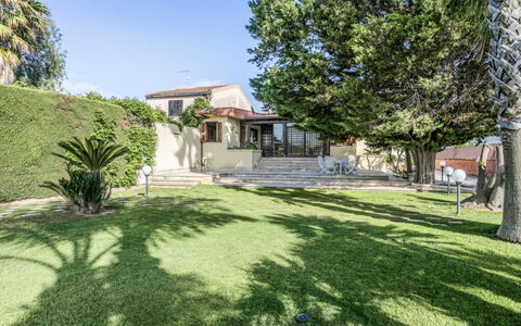 Villa Billona: Zone Résidentielle, Jardin, Ombre, Biens, Hacienda, Pelouse, Aménagement Paysager, Cour, Arrière-Cour
