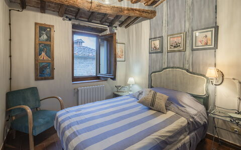 La Casa del Grillo Parlante: Mur, Chambre, Meubles, Lit, Domicile, Linge, Literie, Drap De Lit, Cadre De Lit, Cadre