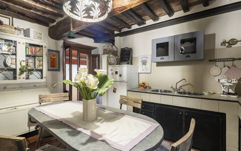 La Casa del Grillo Parlante: Meubles, Design Intérieur, Sol, Bois, Cuisine, Sol, Comptoir, Chaise, Plafond, Table