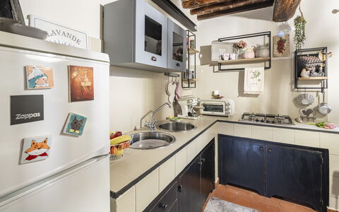 La Casa del Grillo Parlante: Cuisine, Appareil De Cuisine, Comptoir, Principaux Appliance, Design Intérieur, Meubles, Cuisinière, Cabinetry, Électroménager, Sol