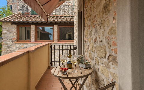 La Casa del Grillo Parlante: Mur, Design Intérieur, Domicile, Meubles, Chaise, Plante D'Appartement, Tache De Bois, Pot De Fleur, Balcon, Table Cuisine Et Salle A Manger
