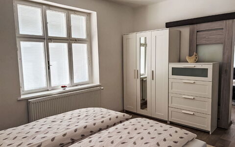 Děčín Heights: Meubles, Lit, Chambre, Design Intérieur, Bois, Sol, Sol, Literie, Drap De Lit, Tiroir