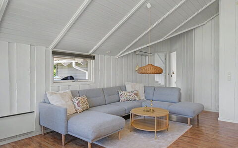 Troen - 400M from the Sea: Bois, Sol, Design Intérieur, Plafond, Sol, Salon, Canapé, Parquet, Pièce