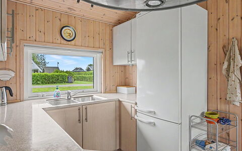 Wilma - 220M from the Sea: Bois, Plafond, Tache De Bois, Dur, Appareil De Cuisine, Électroménager, Cuisine, Comptoir, Contre-Plaqué, Cabinetry