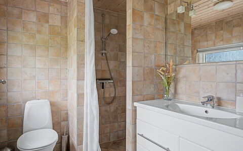 Wilma - 220M from the Sea: Sol, Mur, Salle De Bains, Luminaire Plomberie, Sol, Design Intérieur, Toilette, Plomberie, Évier, Tuile