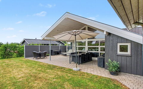 Wilma - 220M from the Sea: Toit, Domicile, Porte, Ombre, Chalet, Biens, Siding, Cour, Porche, Aménagement Paysager
