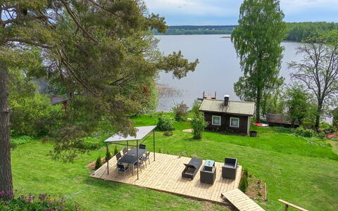 Villa Aurinkorinne: Herbe, Arbuste, Lot Terre, Zone Rurale, Chalet, Pelouse, Jardin, Cour, Arrière-Cour