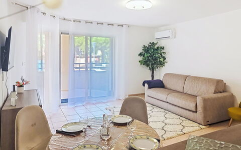 Nautica: Meubles, Design Intérieur, Sol, Sol, Canapé, Bois, Plafond, Salon, Pièce, Éclairage