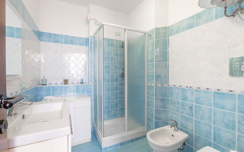 Villa Boi: Salle De Bains, Sol, Luminaire Plomberie, Sol, Design Intérieur, Lavabo, Évier, Robinet, Tuile, Plomberie