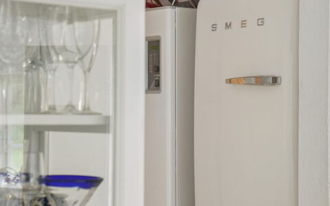 Nadica - 415M from the Sea: Principaux Appliance, Réfrigérateur, Appareil De Cuisine, Électroménager, Rayonnage, Étagère, Cuisine, Bouteille, Cabinetry, Comptoir