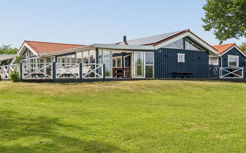 Saku - 375M from the Sea: Toit, Domicile, Chalet, Plaine, Biens, Porche, Ombre, Ferme, Pelouse, Siding