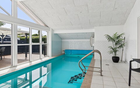 Saku - 375M from the Sea: Sol, Piscine, Sol, Recours, Plafond, Conception, Hôtel, Chaise, Tuile, Plante D'Appartement