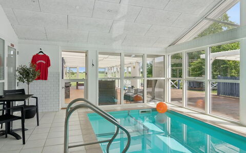 Saku - 375M from the Sea: Sol, Sol, Design Intérieur, Meubles, Porte, Composite, Plafond, Chaise, Recours, Piscine