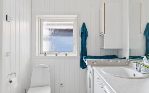 Saku - 375M from the Sea: Luminaire Plomberie, Sol, Sol, Évier, Robinet, Toilette, Plomberie, Salle De Bains, Plafond, Siège De Toilette