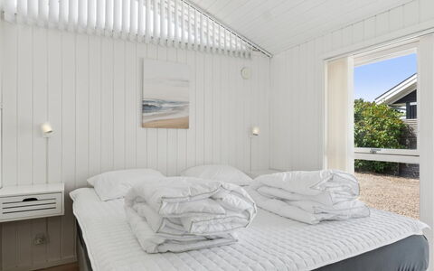 Saku - 375M from the Sea: Chambre, Plafond, Lit, Literie, Drap De Lit, Dur, Conception, Planche, Cadre De Lit, Daylighting